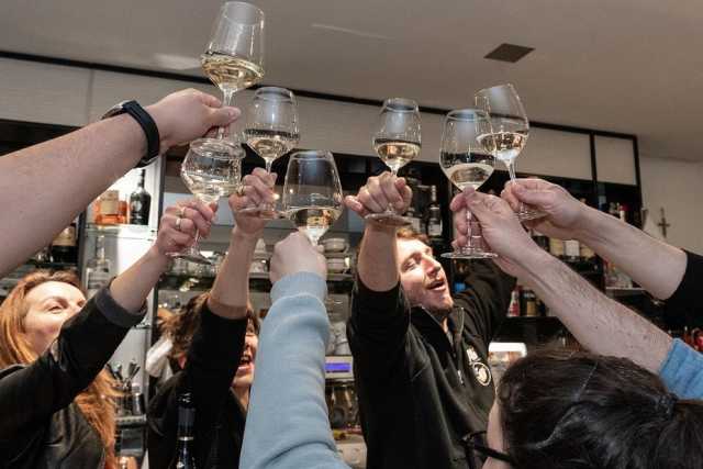 Vanno al bar e al ristorante e non pi� a ballare: ecco perch� i giovani si stanno "adultizzando"